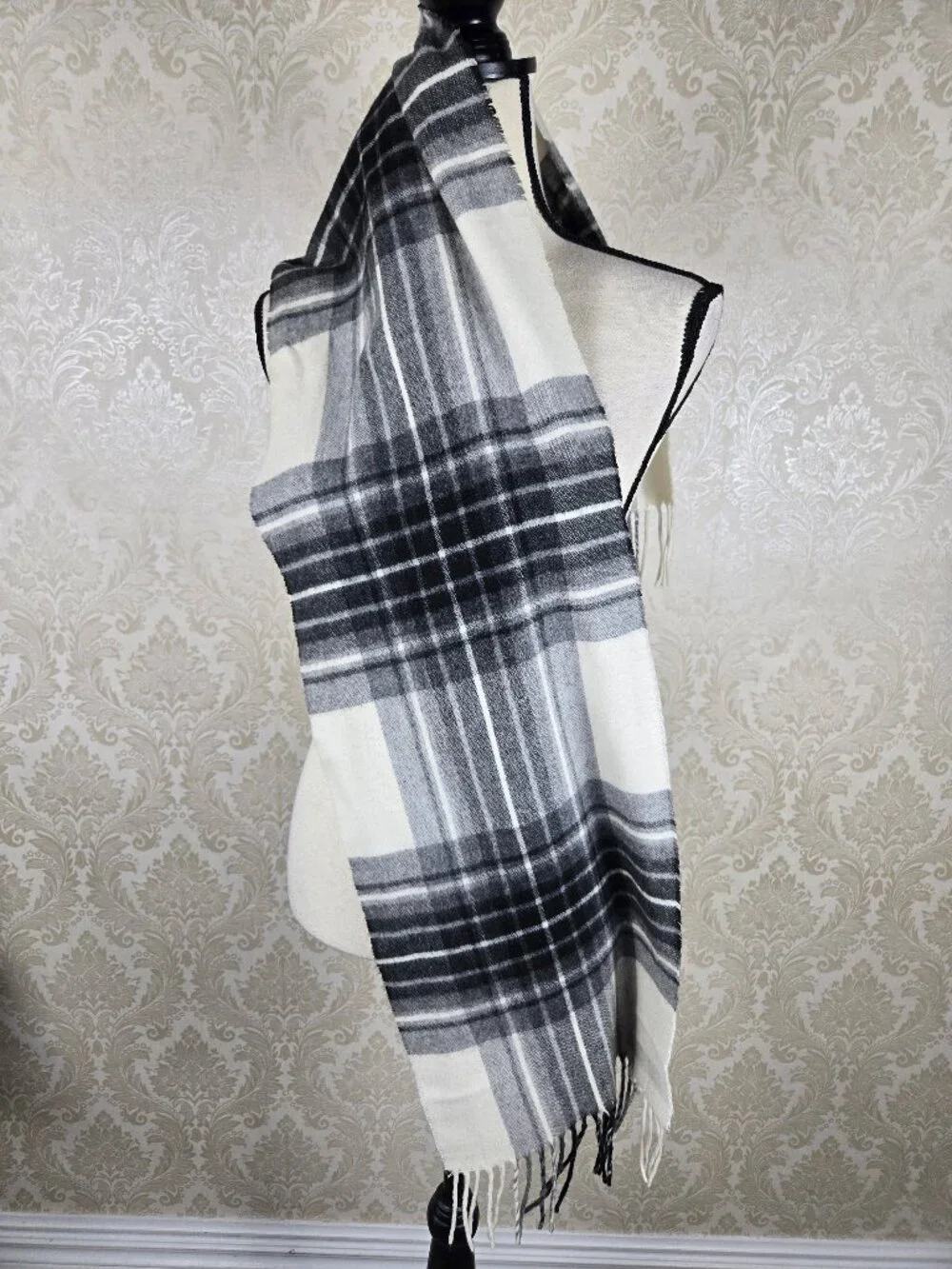 V. Fraas Cashmink Gray White Plaid Oblong Scarf Fringed Ends 100% Acrylic